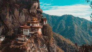 Góry w Bhutan w Himalajach, budynek na zboczu góry