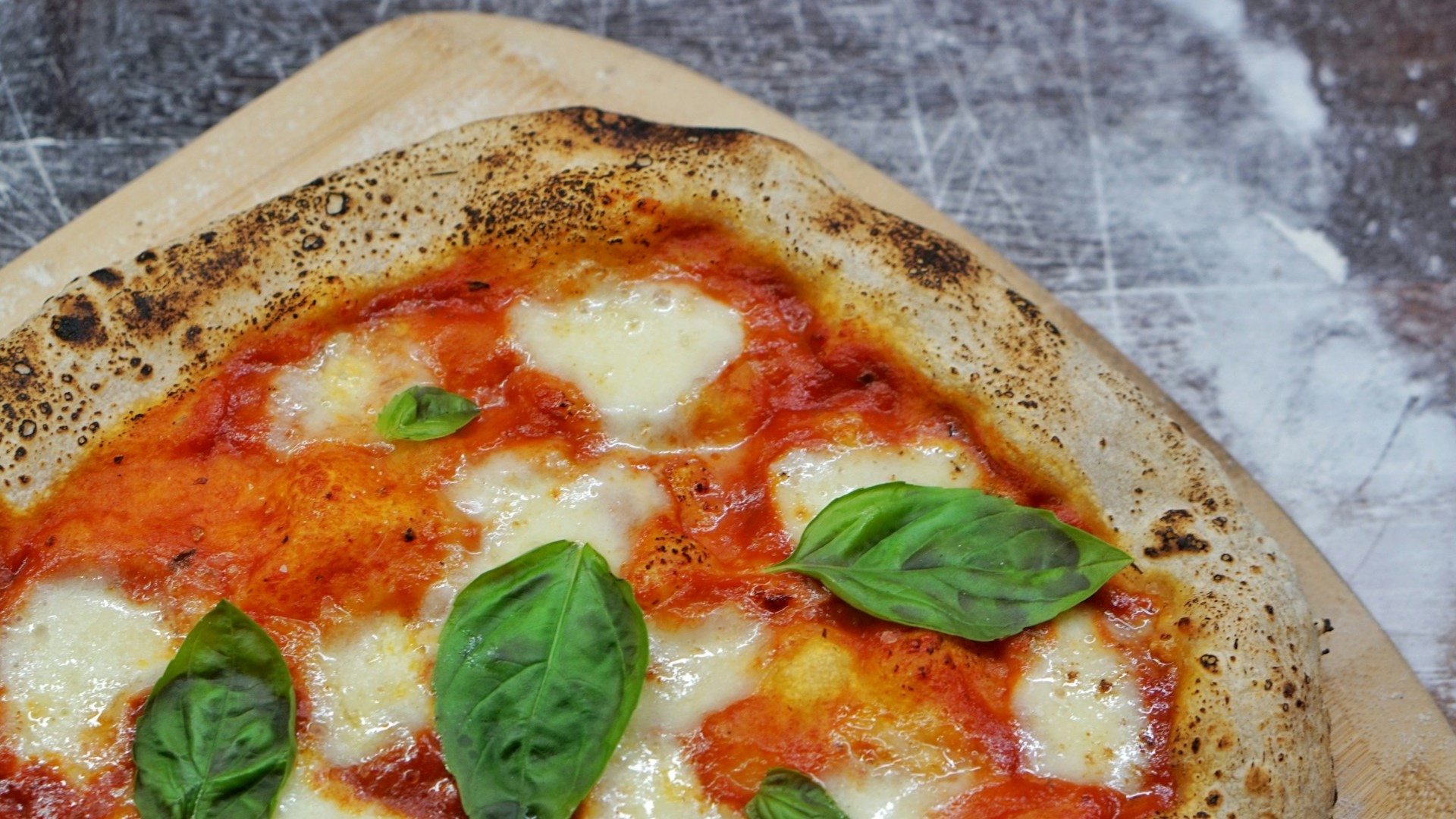 klasyczna Pizza Margherita z Neapolu, pizza neapolitańska